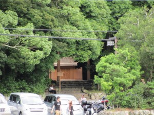 宇治橋から望む饗土橋姫神社