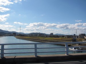 勢田大橋から上流を望む