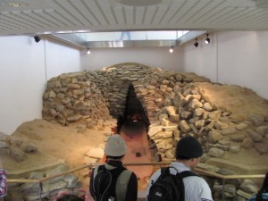 再現された竪穴式石室（黒塚古墳）