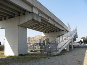 JR参宮線に架かる工事中の道路