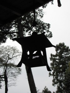 奉納演芸場の吊り灯篭（玉列神社）