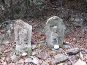 地蔵町石（U14）と石仏（U13） - 宇治岳道