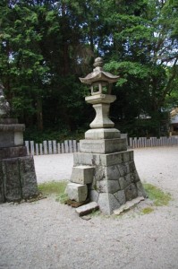 常夜灯（松阪神社の拝殿前）