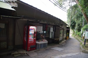 狹井神社前の茶店