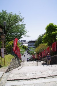 興福寺南円堂から猿沢池への石階