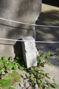 監的哨前の陸軍用地と刻された石柱（神島）