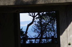 監的哨の窓から見える風景（神島）