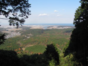 ケーブルカー跡に架かる橋からの風景（朝熊岳道）
