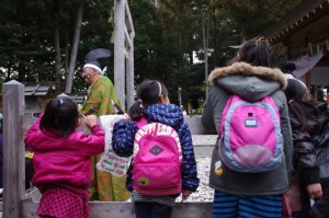 五身懸祭 - 団子の授与を待つ子供たち（川添神社）