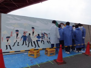老人クラブ、中学生共同の堤防壁画制作（伊勢市神社港）