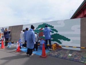 老人クラブ、中学生共同の堤防壁画制作（伊勢市神社港）