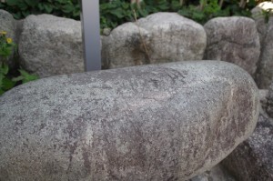 「三十二メ」と刻された力石（1168）