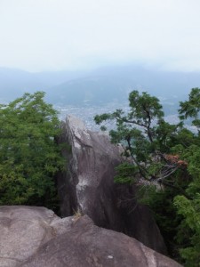 天狗倉山 山頂にある巨石の上からの眺望