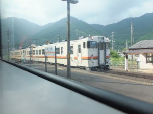 JR紀勢本線 賀田駅へ到着する新宮行き普通列車