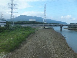 JR紀勢本線の車窓に見える矢ノ川と中部電力 尾鷲三田火力発電所の煙突