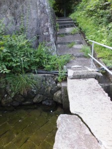 賀田湾に流れ込む水路に架かる石橋（熊野古道）