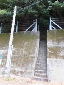 二木島峠登り口の階段 （SANCO 二木島峠口 バスのりば付近）