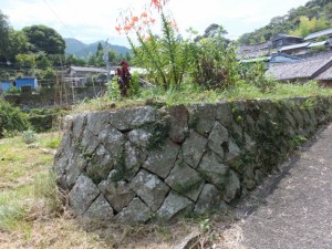 「熊野古道 観音道」、「熊野古道 大吹峠」などの道標付近の石垣