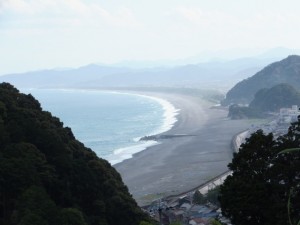 松本峠の説明板付近から望む七里御浜