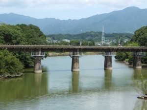 志原橋から望む志原川とJR紀勢本線