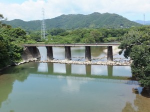 緑橋から望む市木川とJR紀勢本線