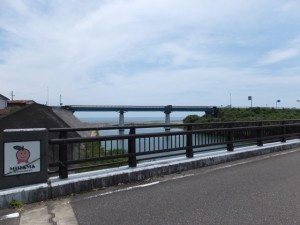 阿田和橋から望む尾呂志川の下流側、国道４２号 阿田和橋