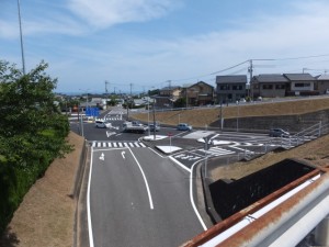 国道４２号バイパスに架かる橋から望む上野（うわの）交差点
