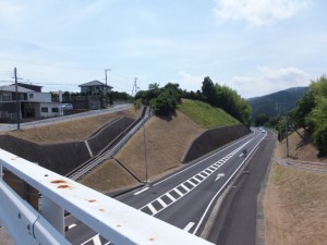国道４２号バイパスに架かる橋から望む熊野古道とバイパス