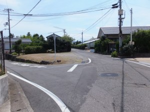 「熊野街道」の道標から上りの坂道の先のY字路（直進、右方向）