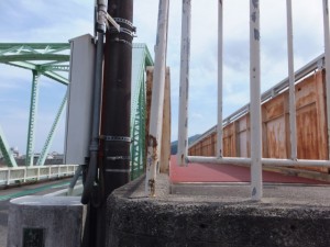 熊野大橋（熊野川）とその隣に架かる歩道橋