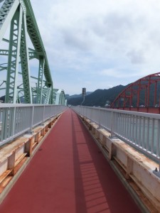 熊野大橋の隣に架かる歩道橋（熊野川）