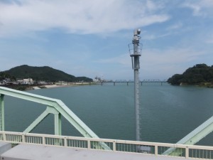 熊野大橋の隣に架かる歩道橋から望む熊野川