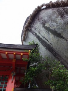 拝殿とゴトビキ岩（神倉神社）