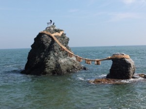 台風１８号の被害後、大注連縄が張り替えられた夫婦岩（二見興玉神社）