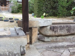 勧進所の井戸と手水石（東大寺）