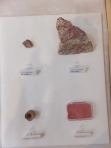 新徳寺遺跡での出土品 土製耳栓、ほか辰砂原石・粉末
