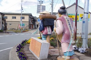 「熊野街道出立の街」モニュメント（JR参宮線 田丸駅前）